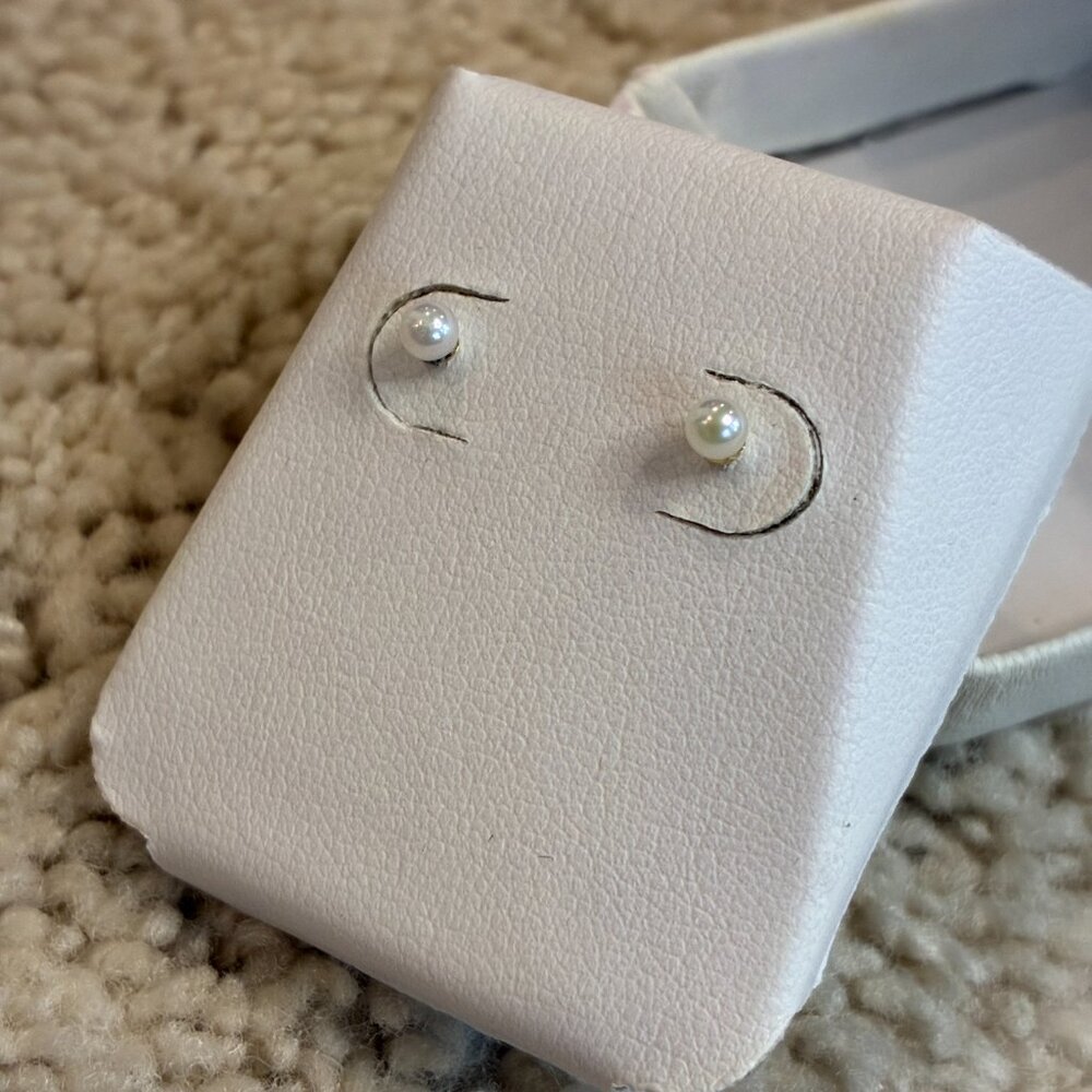 Ultra Freshwater Pearl with 14K Yellow Gold Locking Back 4mm in White Hard Box - Picture 6 of 13